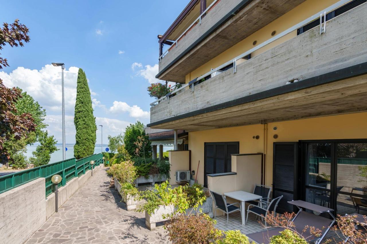 Lake Apartment Primea Сірміоне Екстер'єр фото